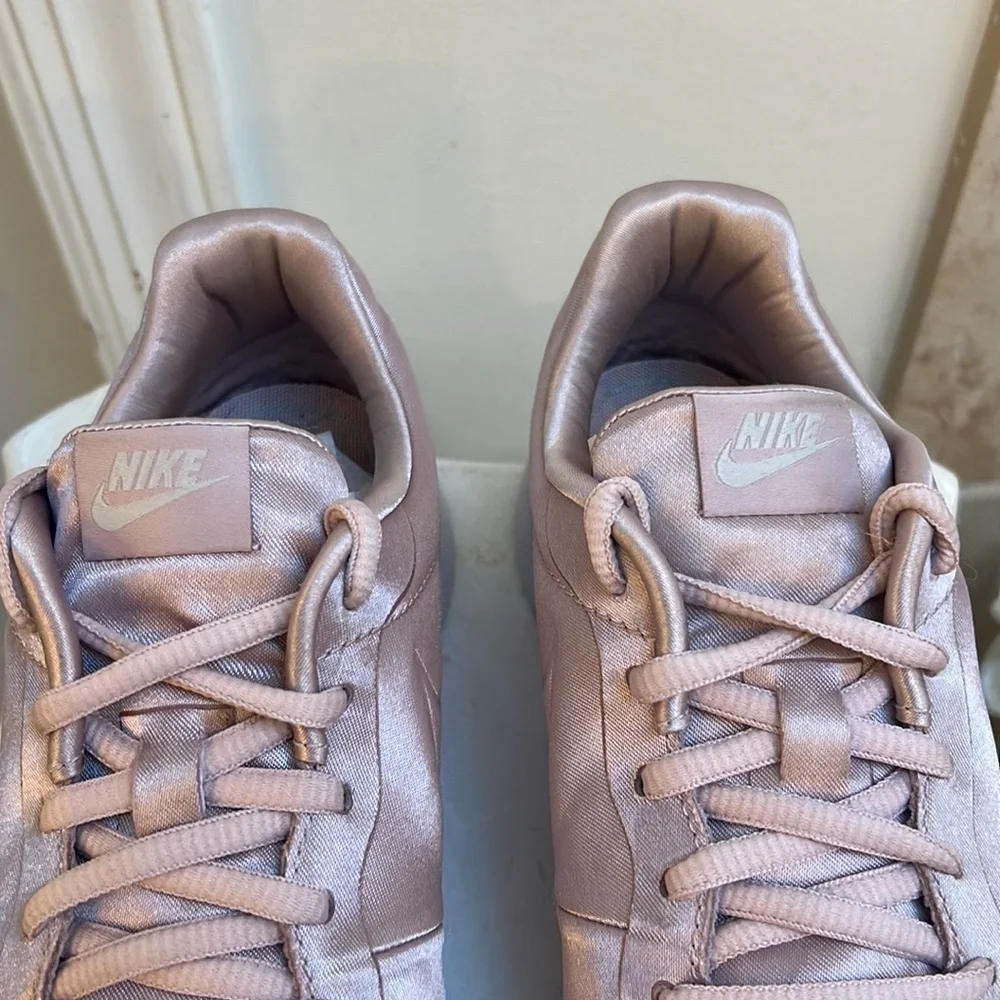 NIKE TANJUN PINK SATIN RUNNING SNEAKER
